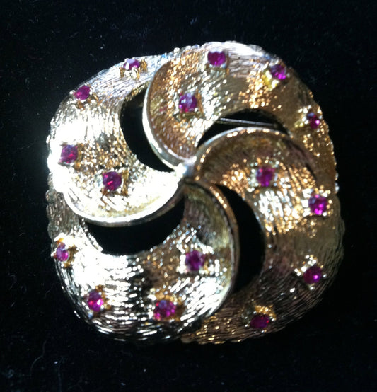 VINTAGE CORO Brooch with Fusia Rhinestones    1-3/4 x1-3/4